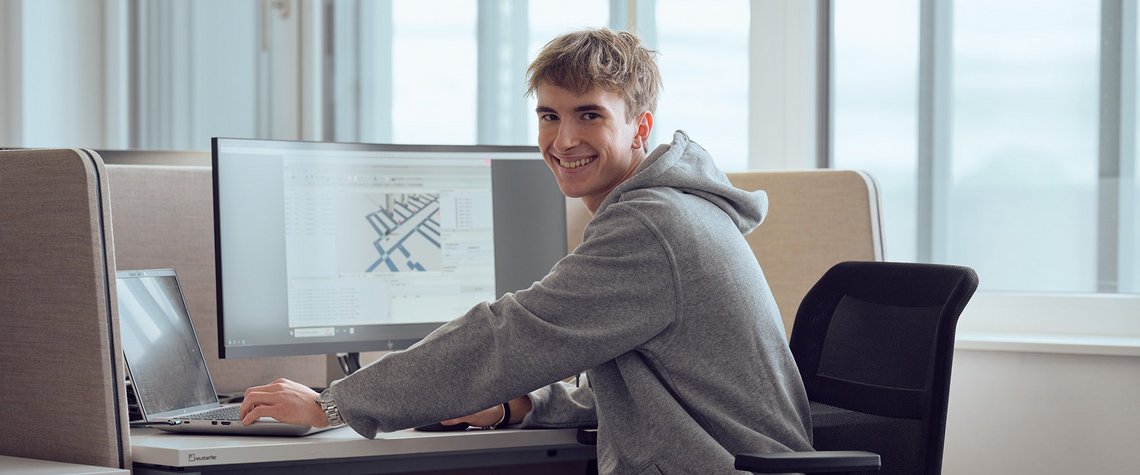 A TGW Logistics employee working on solution design for the automation of a warehouse